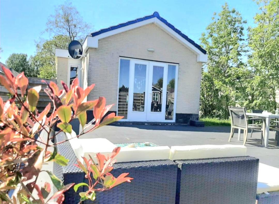 Huisje Britt Met Grote Tuin En Veel Privacy Dirkshorn ภายนอก รูปภาพ